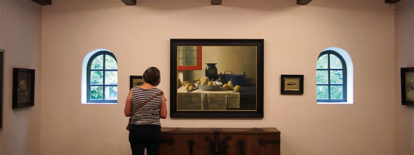 Stilleven Helmantel in zijn museum